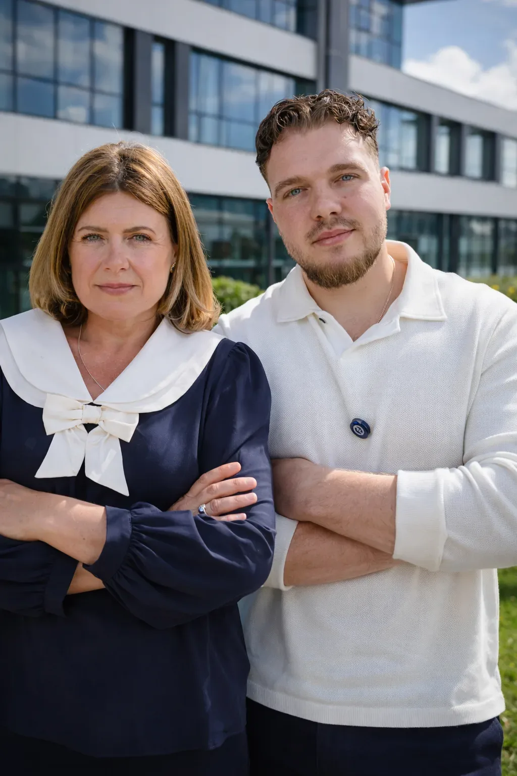 Tatjana und Alexander, Gründerteam des KI-Pflegeassistenten, vor einem Bürogebäude